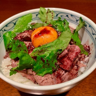 自家製赤ワインソースで作るローストビーフ丼